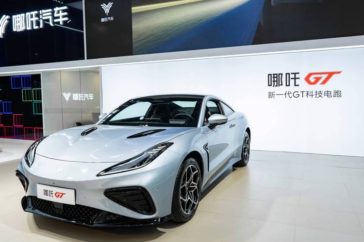 佛山255哪吒汽车在智能汽车领域的表现，领途汽车在新能源汽车市场中的影响力